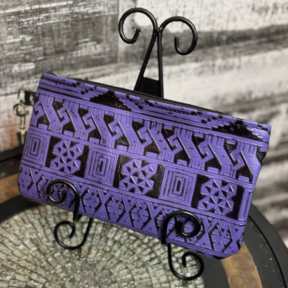 Cowhide Wristlet purple and black Aztec pattern with zipper and detachable strap - Picture 5 of 14